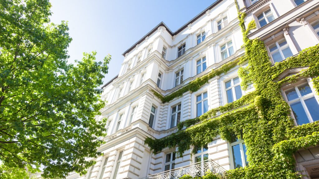 Altbau und Bäume in Deutschland