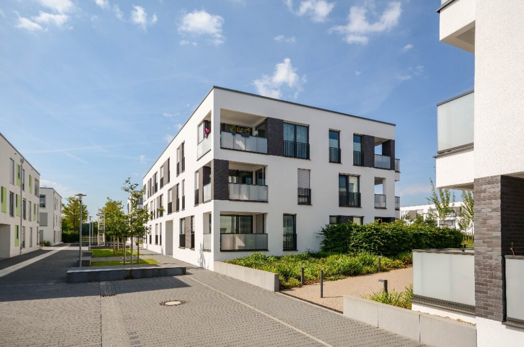 Moderne Neubau Immobilien, Mehrfamilienhäuser in neuer Wohnanlage in der Stadt