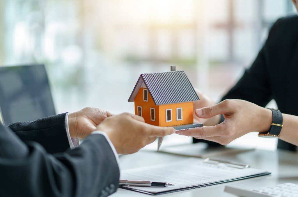 Real estate agent to buy house and land are delivering house to customer after agreeing to make a home purchase agreement.